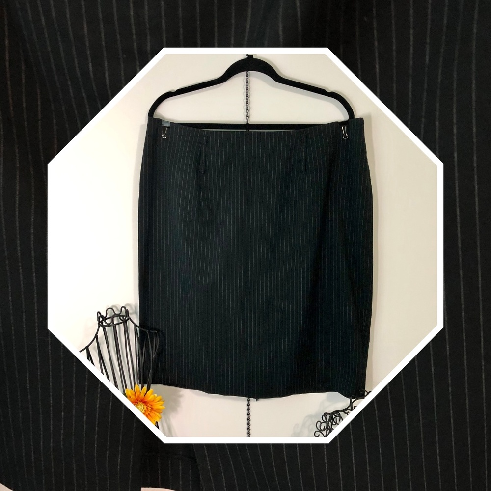 ***SOLD*** Career Black Pin Striped Stretch Pencil Skirt 20 - Picture 1 of 8